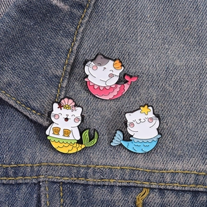 Trois pin's chat sirène mignons en émail avec queues colorées sur tissu denim
