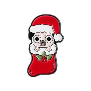 Detail einer Weihnachts-Emaille-Anstecknadel mit Hund in einem roten Weihnachtsstrumpf