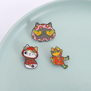 Set di spille a gatto in smalto con motivi floreali e occhiali da sole a cuore per vestiti