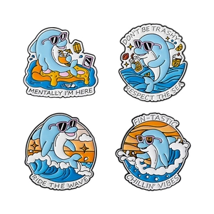 Lot de quatre broches dauphins en émail sur le thème de l'océan pour sacs et vêtements