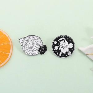 Broches chat de l'espace en émail noir et blanc avec motifs de fusée et d'astronaute