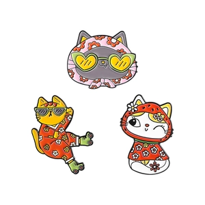 Lot de 3 broches en émail représentant des chats mignons avec des tenues à fleurs et lunettes