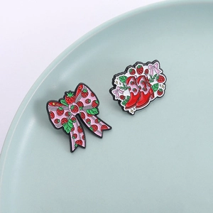 Broches en émail fraise exquises avec nœud rose et bottes rouges au design élégant