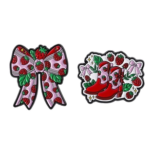 Lot de pin's en émail avec nœud à fraises et bottes de cow-boy avec rubans roses