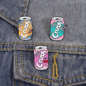 Tre spille smaltate a forma di lattina con scritta 'You're my Crush' su denim
