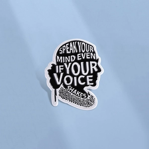 Pin's en émail RBG avec citation inspirante sur fond bleu clair minimaliste