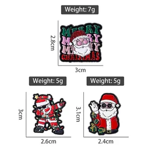 Set di tre spille natalizie in smalto con Babbo Natale con occhiali da sole e scritte