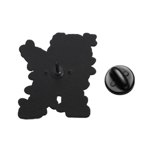 Dettaglio del retro della spilla in smalto nero opaco con doppi perni e chiusura in gomma