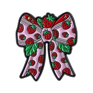 Süße rosa Schleife Emaille Brosche mit Erdbeermuster und schwarzer Kontur auf weißem Grund