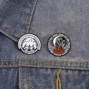 Vintage Hexen-Emaille-Pins auf Jeansjacke mit feministischen Sprüchen und Kunst