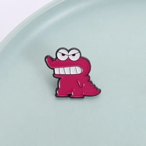 Spilla in smalto a forma di coccodrillo magenta con grandi occhi su vassoio ceramica