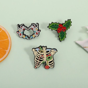 Gothic Christmas Brooch Enamel Pin Skeleton Rib Cage Skull Holly Leaf Skeleton Heart Hand Badge Dark Fashion Accessories