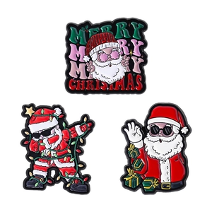 Set di tre divertenti spille smaltate di Babbo Natale con scritte retrò Merry Christmas e stile