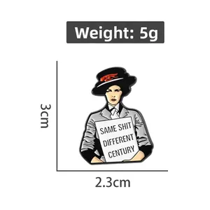 Vue détaillée du pin's féministe en émail montrant 3cm de hauteur et 2,3cm de largeur