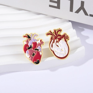 Broches en émail en forme de cœur anatomique avec motifs de chats sur socle blanc