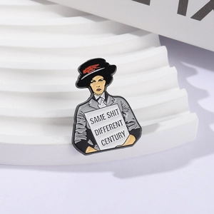 Pin's en émail rétro montrant une femme avec une pancarte Same Shit Different Century