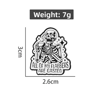 Detail der Totenkopf-Emaille-Anstecknadel mit Maßen 3cm x 2.6cm und Zitat-Gravur