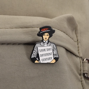 Détail du pin's émaillé avec texte humoristique sur un sac en toile de coton