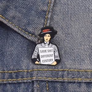 Détail d'un pin's en émail rétro avec texte humoristique sur fond en denim