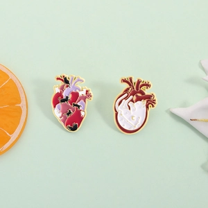 Broches en émail en forme de cœur anatomique avec chats et motifs célestes étoilés dorés