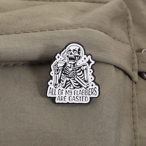 Detail der Skelett-Emaille-Anstecknadel mit dem Spruch All Of My Flabbers Are Gasted