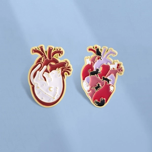 Broches en émail cœur anatomique artistique avec chat blanc dormant et chats noirs joueurs