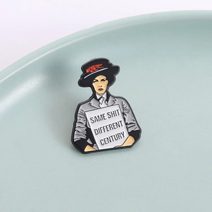 Broche en émail rétro avec une figurine tenant un panneau Same Shit Different Century