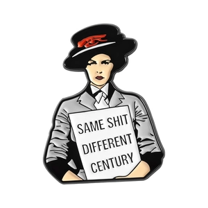 Broche rétro en émail avec illustration et inscription SAME SHIT DIFFERENT CENTURY