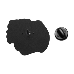 Dettaglio del retro della spilla in metallo nero con chiusura in gomma e ago appuntito