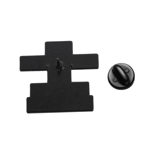 Détail de l'endos de l'épingle noir mat avec base à aiguille et fermoir en caoutchouc