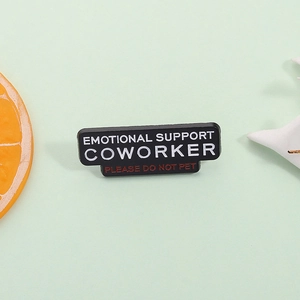 Lustige schwarze Anstecknadel Emotional Support Coworker mit weiß-roter Schrift