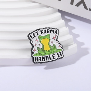 Αστεία καρφίτσα βάτραχος με σύνθημα Let Karma Handle It που κάνει διαλογισμό σε λωτό