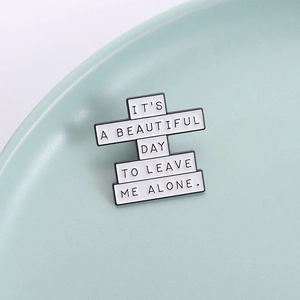 Pin's émaillé minimaliste avec texte 'IT'S A BEAUTIFUL DAY TO LEAVE ME ALONE' sur céramique