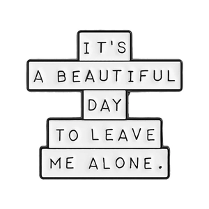 Spilla in smalto minimalista con frase ironica It's A Beautiful Day To Leave Me Alone