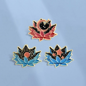Broche Artistique en Alliage de Zinc Émaillé Fleur de Lotus Avec Éléments Célestes Soleil Lune Étoile pour Vêtements Sac Accessoires de Décoration Homme Femme