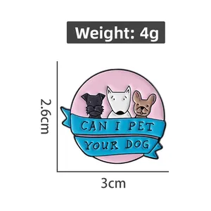 Detalle del pin esmaltado con frase 'CAN I PET YOUR DOG' y cachorros de dibujos