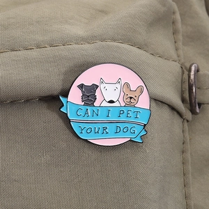 Detalle del pin de esmalte rosa con razas de perro y texto Can I Pet Your Dog en tela