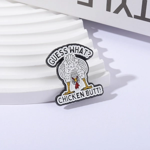 Spilla smaltata divertente a forma di pollo con testo Guess What su base bianca