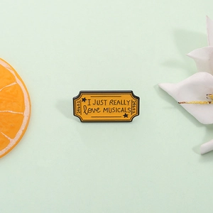 Broche ticket de théâtre jaune en émail géométrique avec slogan I Love Musicals