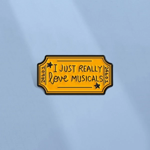 Broche Émaillée Créative en Forme de Talon de Billet Jaune de Théâtre Musical I Just Really Love Musicals 24601 Alliage Zinc