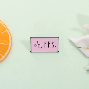 Badge humoristique en émail rose avec slogan oh FFS et bordure en métal noir pour sacs