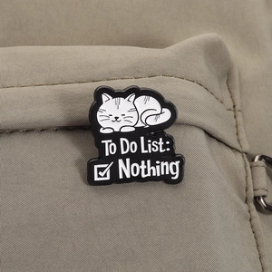 Gros plan du badge chat blanc rigolo avec texte To Do List Nothing sur sac en toile