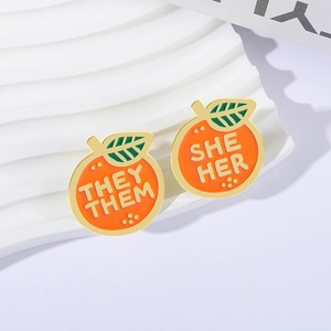 Pins en émail créatifs en forme d'orange avec les pronoms SHE/HER et THEY/THEM