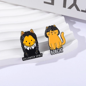 Broches en émail chat orange gothique et Halloween Spirit sur support blanc texturé