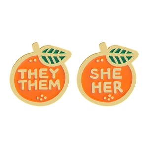 Broches émaillées en forme d'orange avec pronoms She Her et They Them et bord doré