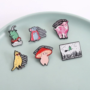 Set di sei spille smaltate con animali e frasi divertenti su vassoio in ceramica