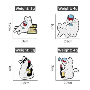 Detaillierte Maße und Gewicht von vier süßen weißen Katzen-Emails mit Weinglas und Büchern