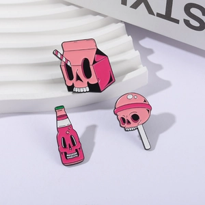 Roze emaille spelden set met schedel melkpak, drankflesje en lolly op display