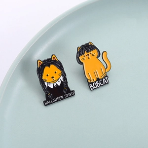 Lot de pins d'Halloween en émail avec chats orange, style Wednesday et motif Bobcat