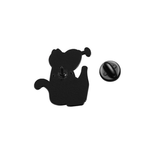Detailansicht der Rückseite einer schwarzen Katzenbrosche mit Gummiverschluss